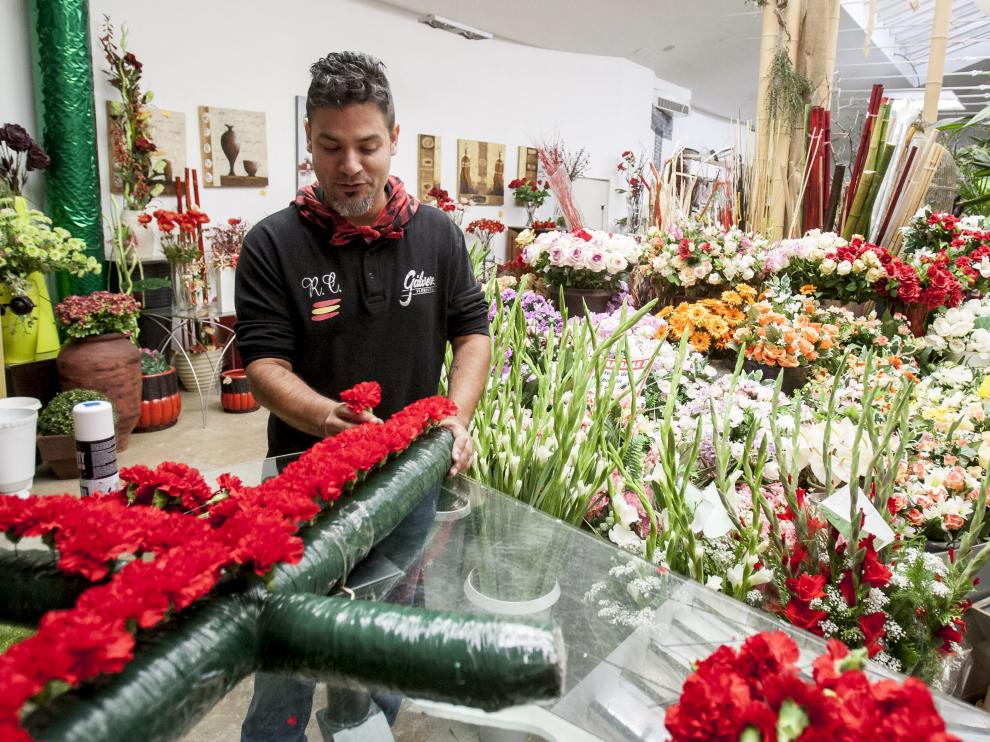 La Cruz de Lorena se confecciona en la floristería Gálvez, en Las Fuentes, desde hace más de 40 años.