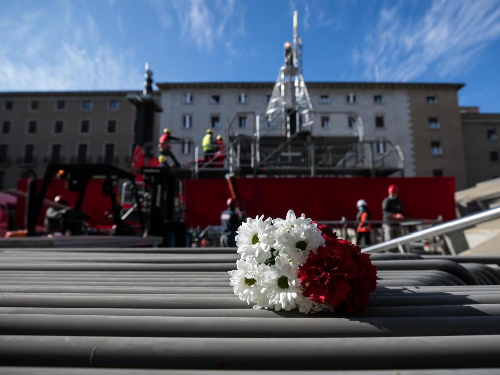 Un ramo de flores frente a la estructura de la Virgen del Pilar, sobre las vallas que hoy guiarán el recorrido de los oferentes.