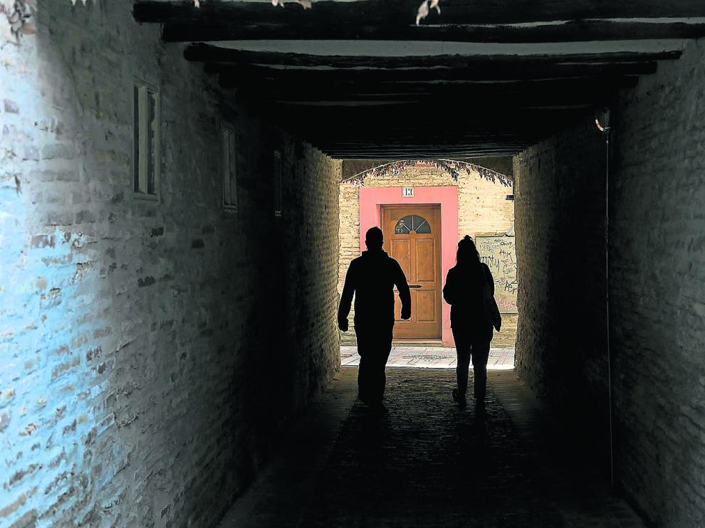 El callejón, en el Arrabal y muy cerca del Ebro, que rinde homenaje a Mariano Lucas, lugarteniente del tío Jorge, Jorge Ibort.