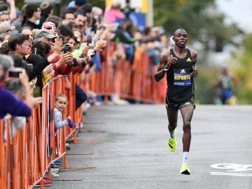 El keniano Benson Kipruto gana el Maratón de Boston