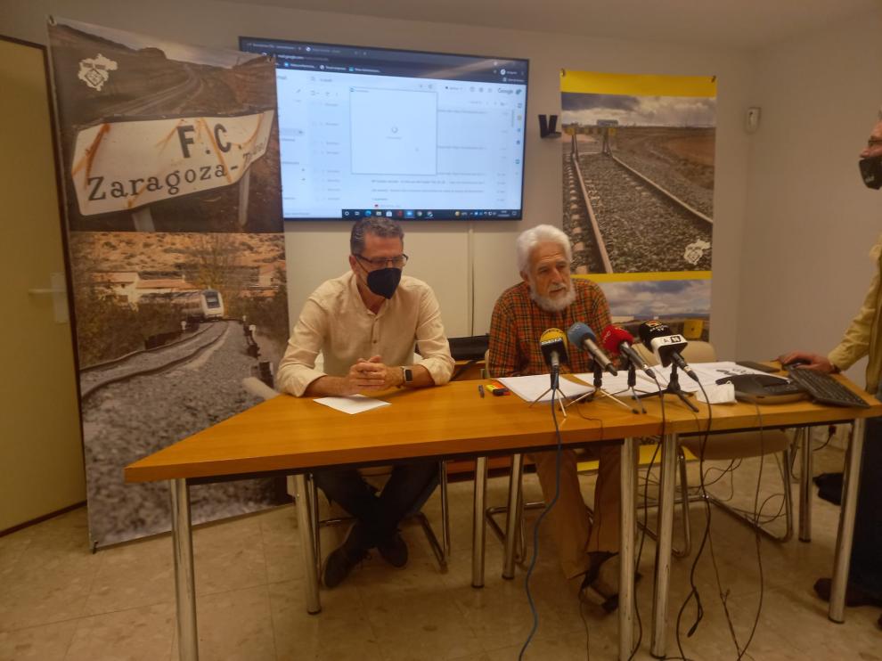 El portavoz de la Plataforma en Defensa del Ferrocarril, Francisco Gómez, a la izquierda, y el portavoz de Teruel Existe, Manuel Gimeno.