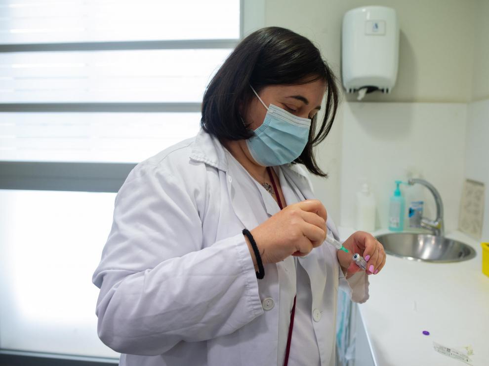 Una enfermera carga una dosis de Pfizer en el centro de salud Actur Oeste de Zaragoza.