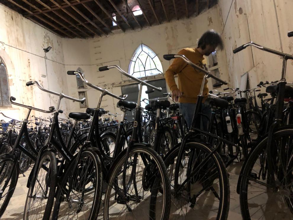 Decenas de bicis holandesas, almacenadas en la antigua iglesia del Psiquiátrico del Parque Delicias.