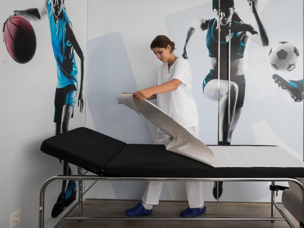 Zoe Hernández, en plena faena como fisioterapeuta.