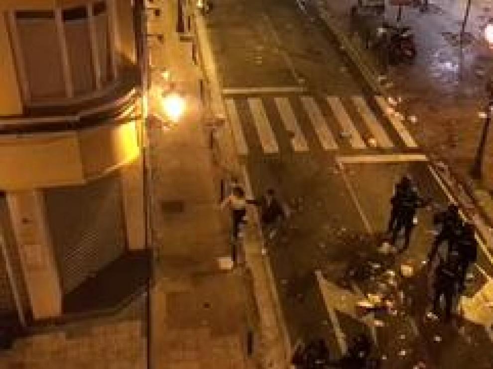 Un grupo de radicales se enfrentó a los agentes en la plaza del Justicia y la noche terminó con más de una docena de detenidos.