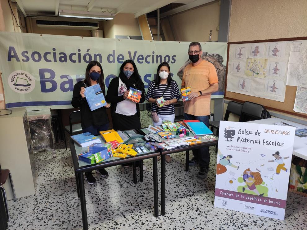 Entrega de material escolar en el Distrito del Rabal.