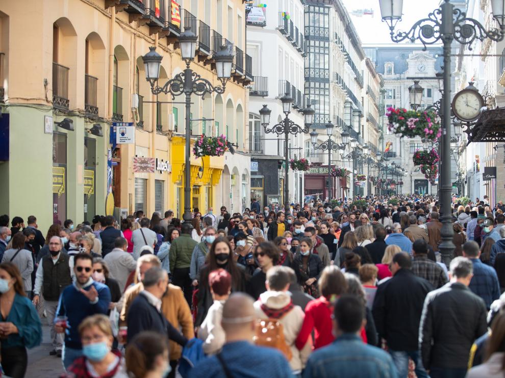 Ambiente en el día del Pilar por la calle Alfonso en el centro de Zaragoza.