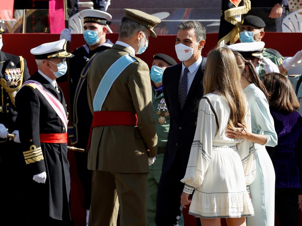 El Rey saluda a Sánchez antes del desfile