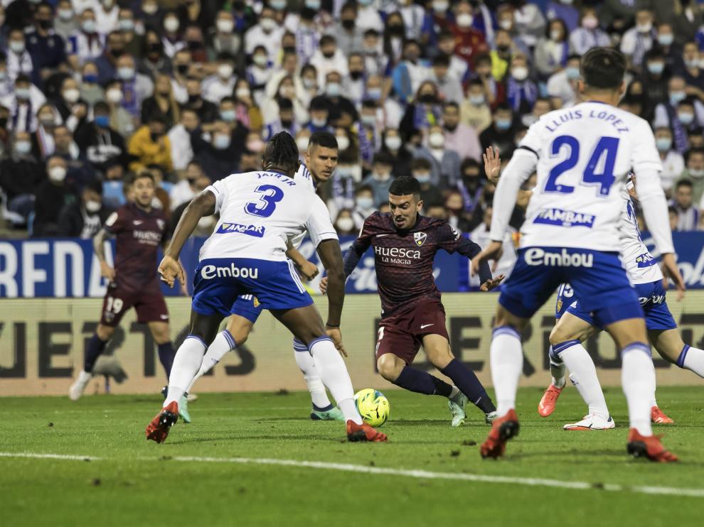 Joaquín, entre cuatro rivales del Real Zaragoza, durante el derbi.