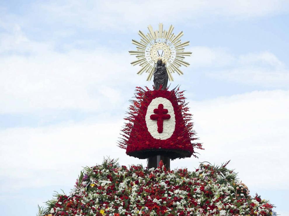La Virgen del Pilar llena de flores en el Día del Pilar el 12 de octubre en Zaragoza en una foto de archivo