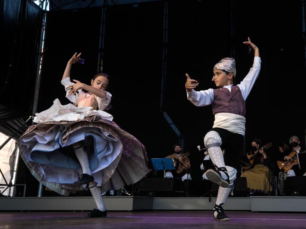 Los campeones de baile en la categoría alevín del Certamen Oficial de Jota, en la plaza del Pilar.