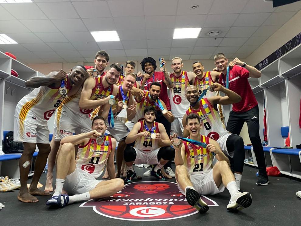 Los jugadores del Casademont, con la medalla de bronce de la pasada edición de la Champions.