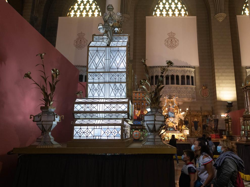 Numerosos zaragozanos se acercaron este martes a la exposición del Rosario de Cristal.