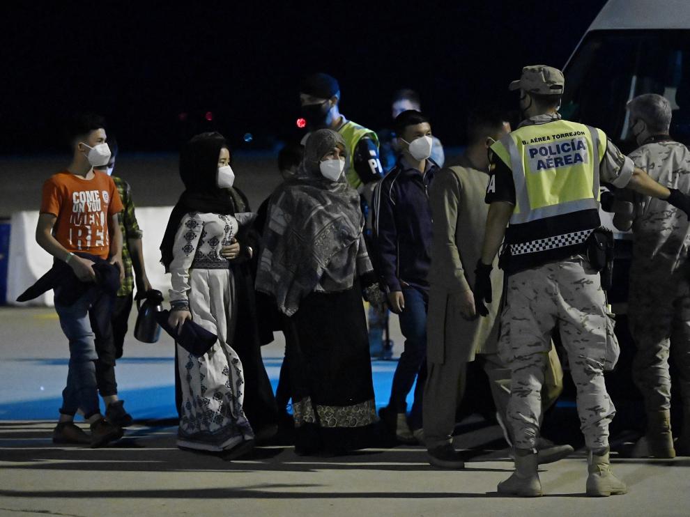 Recibimiento al segundo avión con refugiados afganos procedente de Islamabad