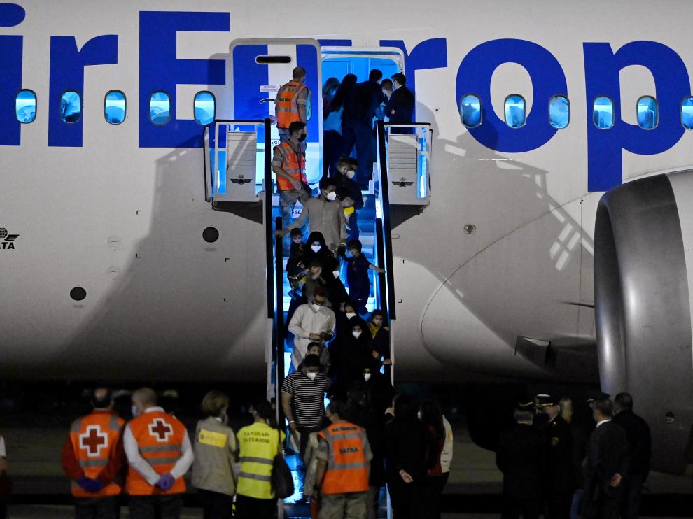 Recibimiento al segundo avión con refugiados afganos procedente de Islamabad