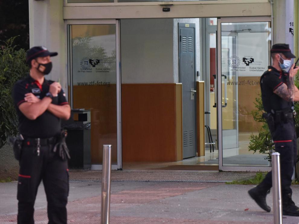 Agentes de la Ertzaintza en las instalaciones del campus del Leioa
