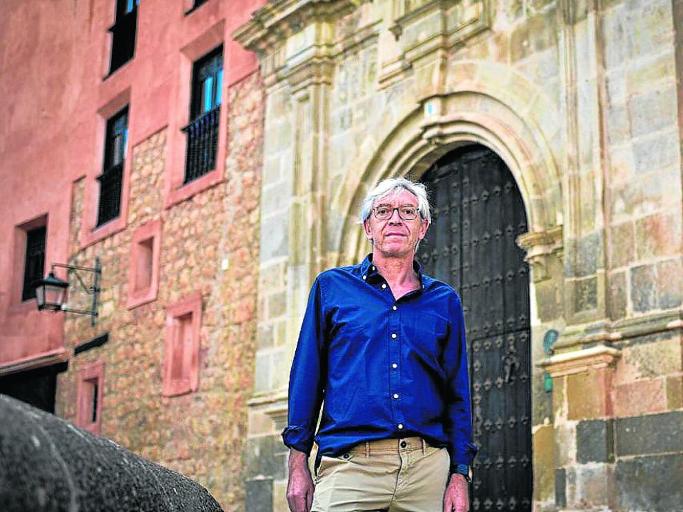Antonio Jiménez, ante el restaurado Palacio Espiscopal de Albarracín, emblema de la fundación.