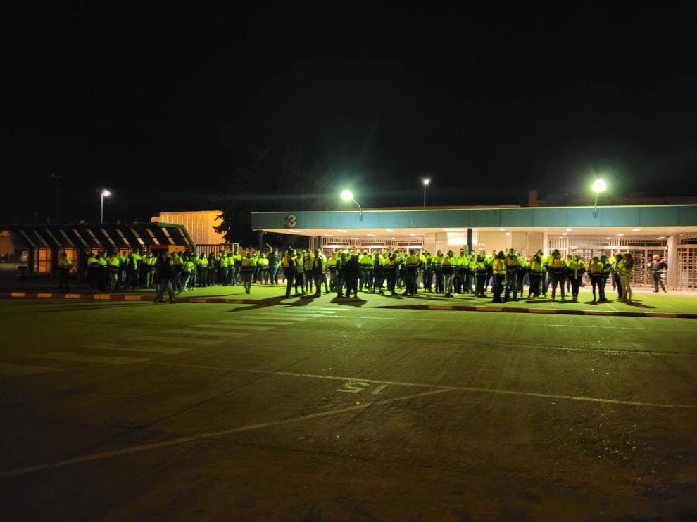 Concentración de los trabajadores de IDL a las puertas de la factoría de Figueruelas