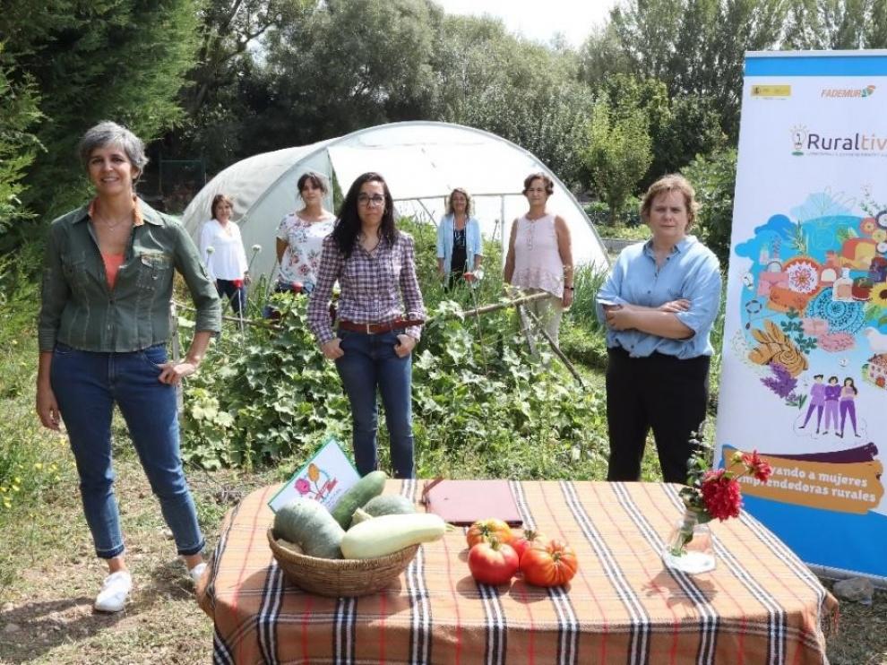 De izquierda a derecha, Marta Puyuelo, directora de Asuntos Corporativos y Sostenibilidad de PepsiCo Suroeste de Europa, Elena Rodríguez y Montserrat Cortiñas, secretaria de FADEMUR.
