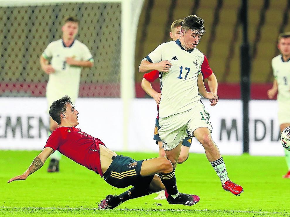 El zaragocista Alejandro Francés intenta frenar el avance de Chris Conn-Clarke.