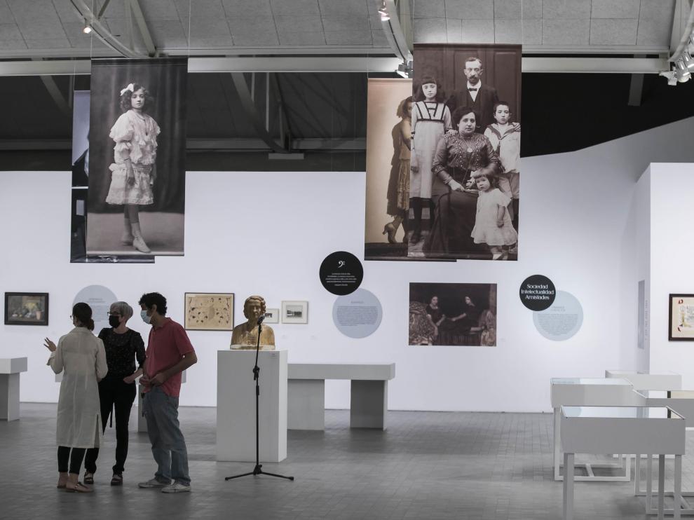 Una visión general del montaje de la cuidada exposición temática de Pilar Bayona, pianista.