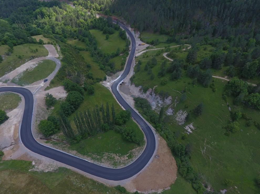 Imagen de la carretera de Espés tras su compleja mejora integral.