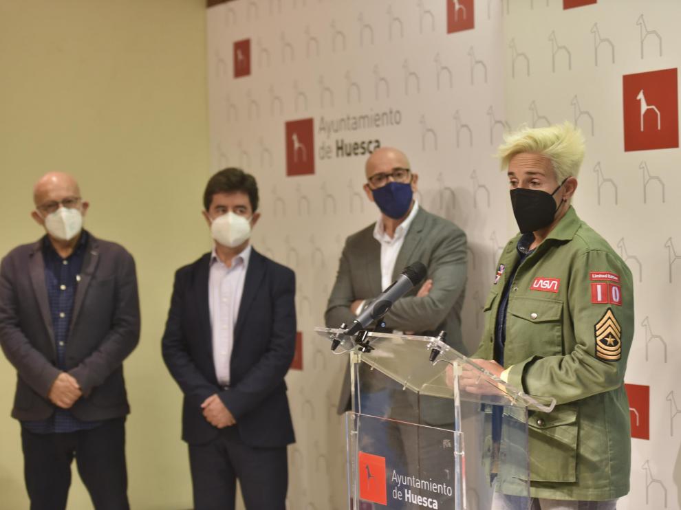 La directora del colegio Pío XII, Lucía Ballesteros, comenta algunos detalles del programa en la presentación de este miércoles.