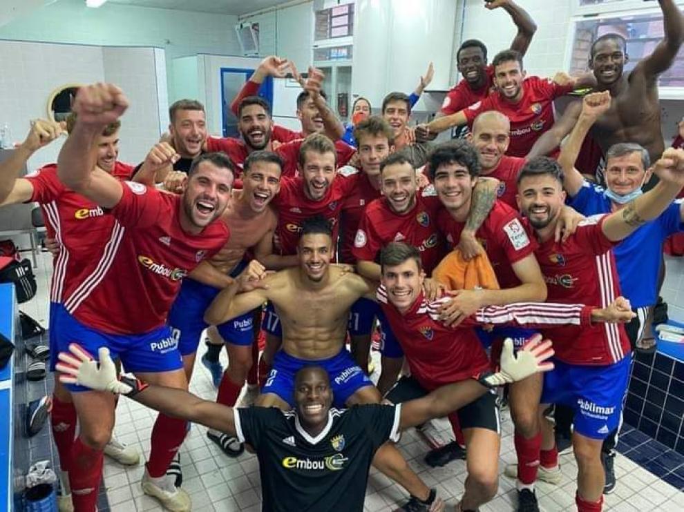 La plantilla del Teruel celebra el triunfo del pasado fin de semana ente el Ebro.