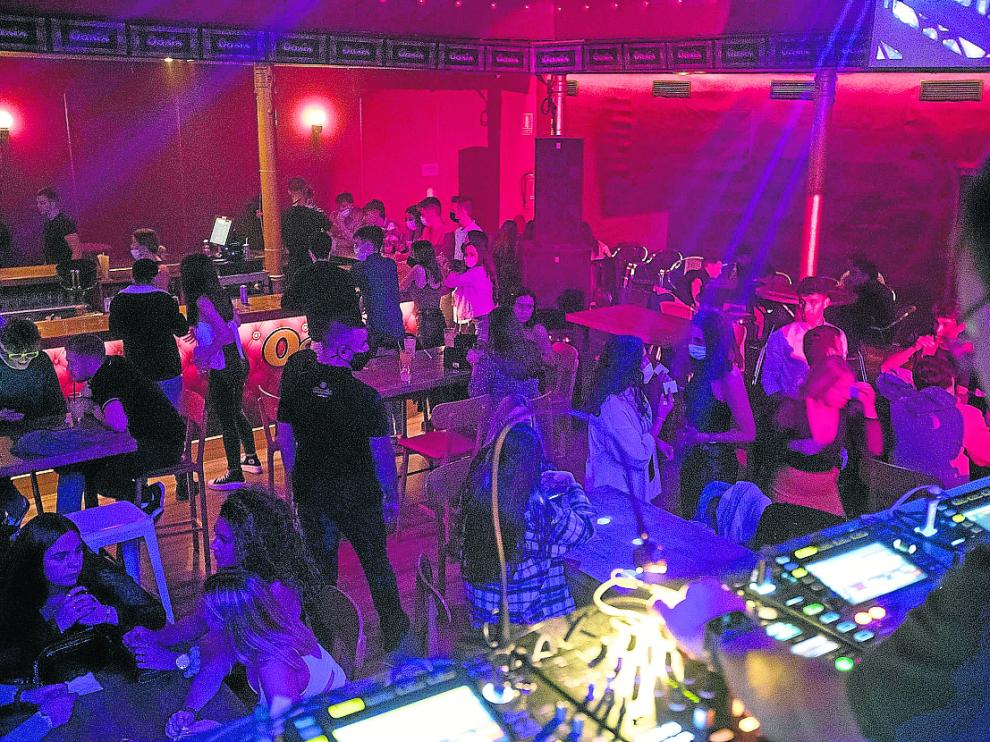 La sala Oasis llena de mesas en lugar de contar con pista de baile, tal y como marca la normativa.