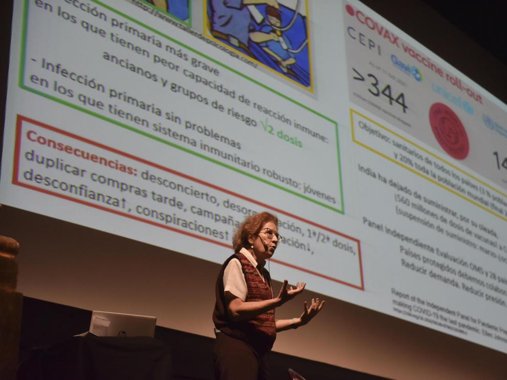 Margarita del Val, en el ciclo de conferencias de la UIMP en el Teatro Olimpia de Huesca.