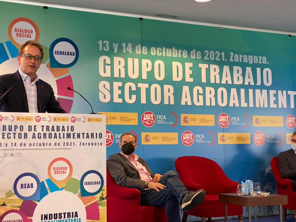 El secretario general de UGT-FICA, Pedro Hojas, durante su participación en la jornada sobre el sector agroalimentario que se celebra en Zaragoza.