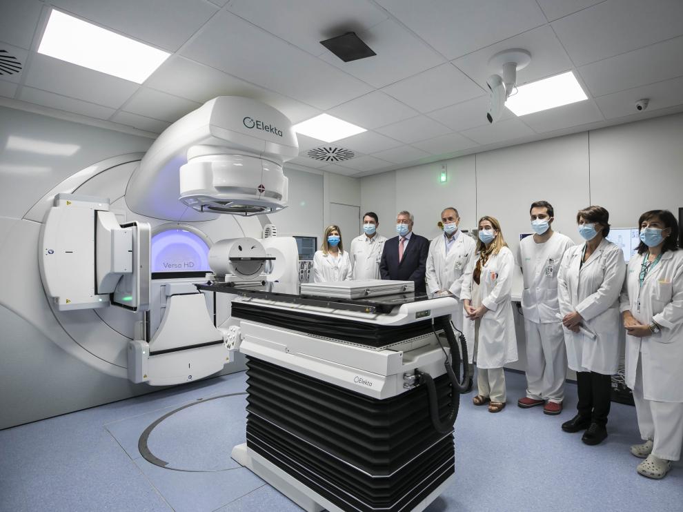 Responsables del Servet y del servicio de Oncología, junto al nuevo aparato instalado en el Servet.