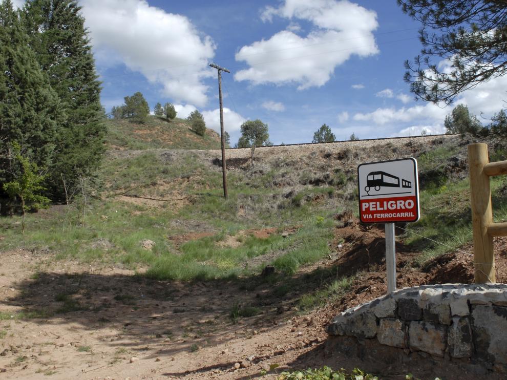 Una señal advierte del peligro por la proximidad del tren en Fuente Cerrada.
