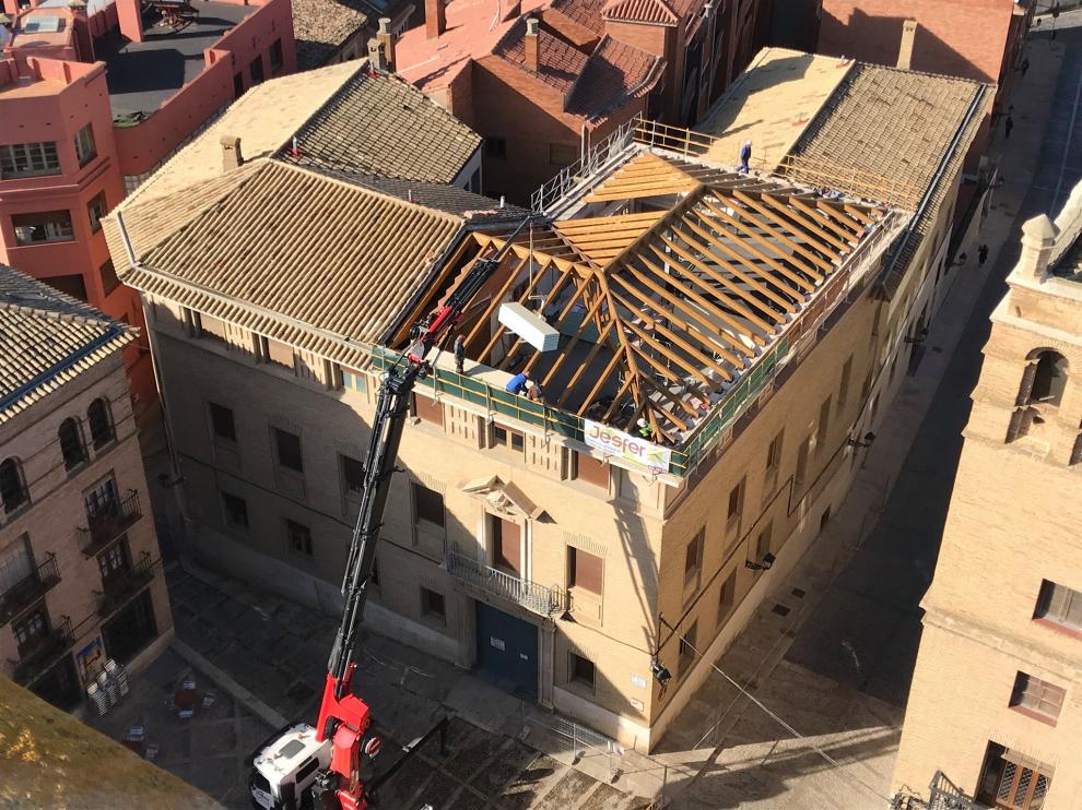 Colocación de las cerchas de la nueva cubierta del Obispado de Huesca.