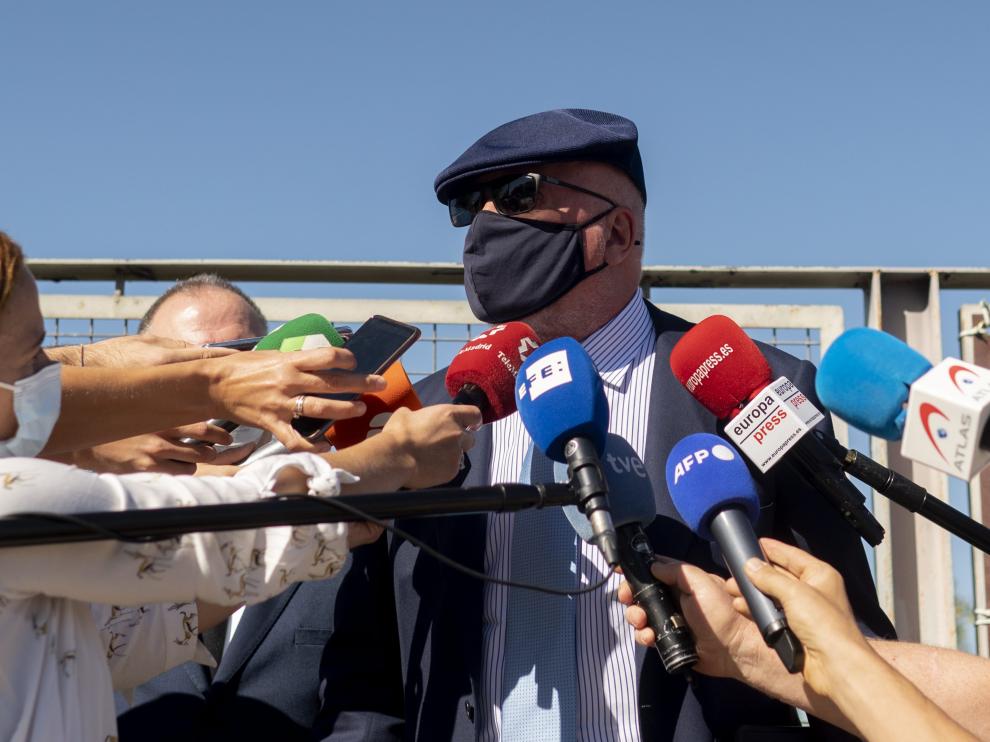 El ahora comisario jubilado José Manuel Villarejo responde a los medios a su salida de la Audiencia Nacional.