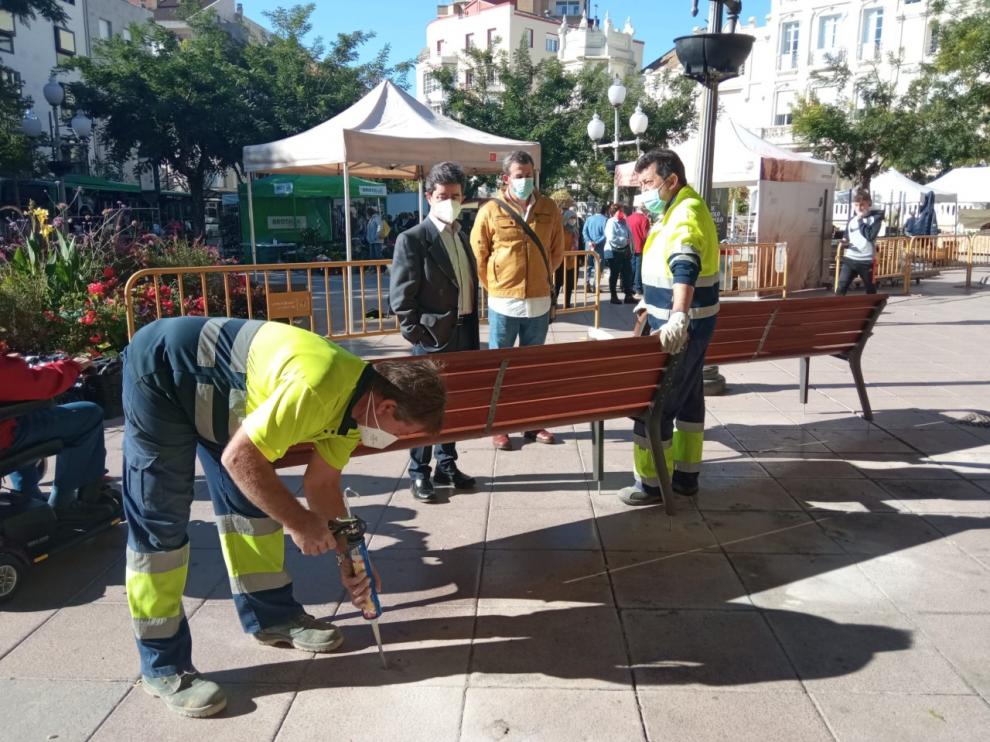 El alcalde de Huesca, Luis Felipe, ha supervisado la instalación de los nuevos bancos de la plaza de Navarra.