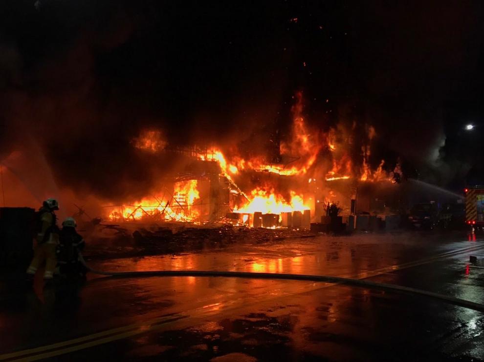 El fuego se desató en un edificio residencial y comercial de trece alturas