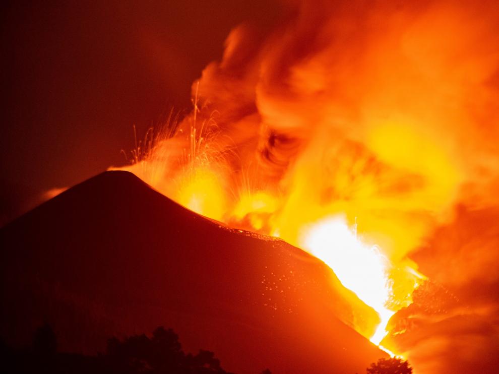 El volcán de La Palma continúa su actividad emitiendo lava que han formado nuevas coladas afectando a nuevas zonas a su paso en la madrugada del jueves.