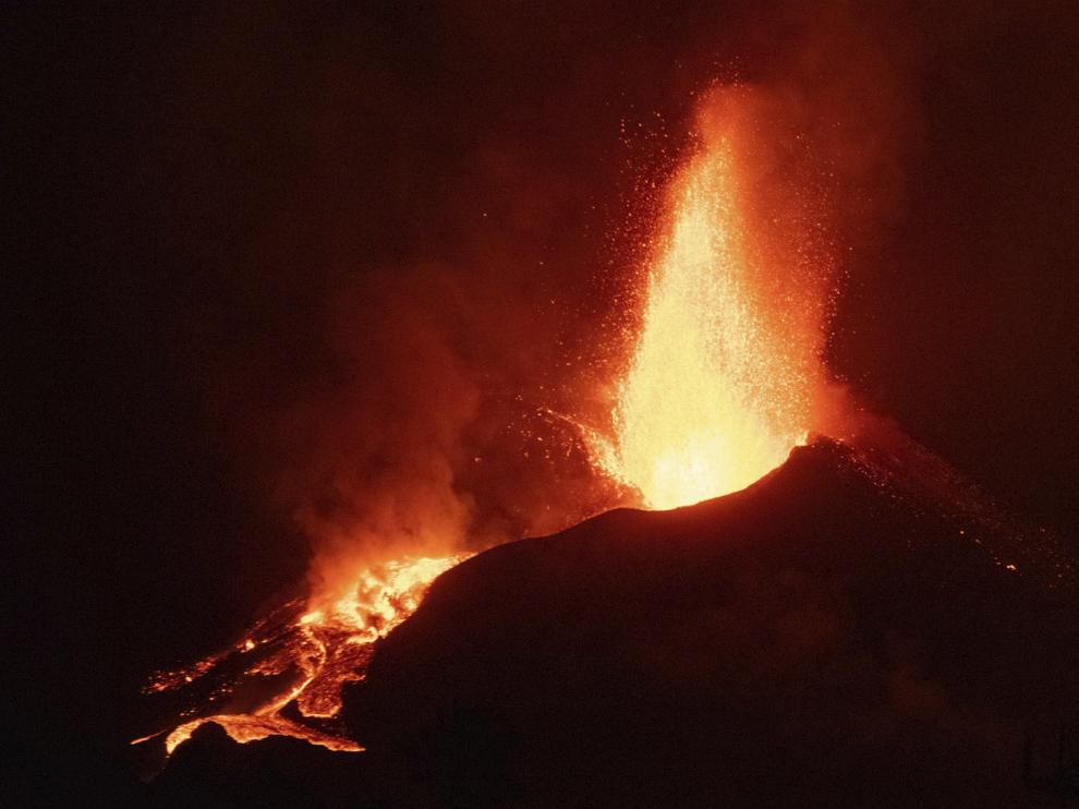 El volcán de La Palma sigue rugiendo y expandiéndose.