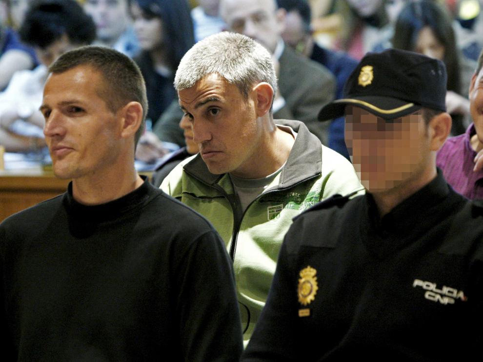 El preso de ETA, Igor Portu, a la izquierda, autor del atentado de T4 en 2006, ha sido trasladado de la cárcel de Daroca a la dee Pamplona.