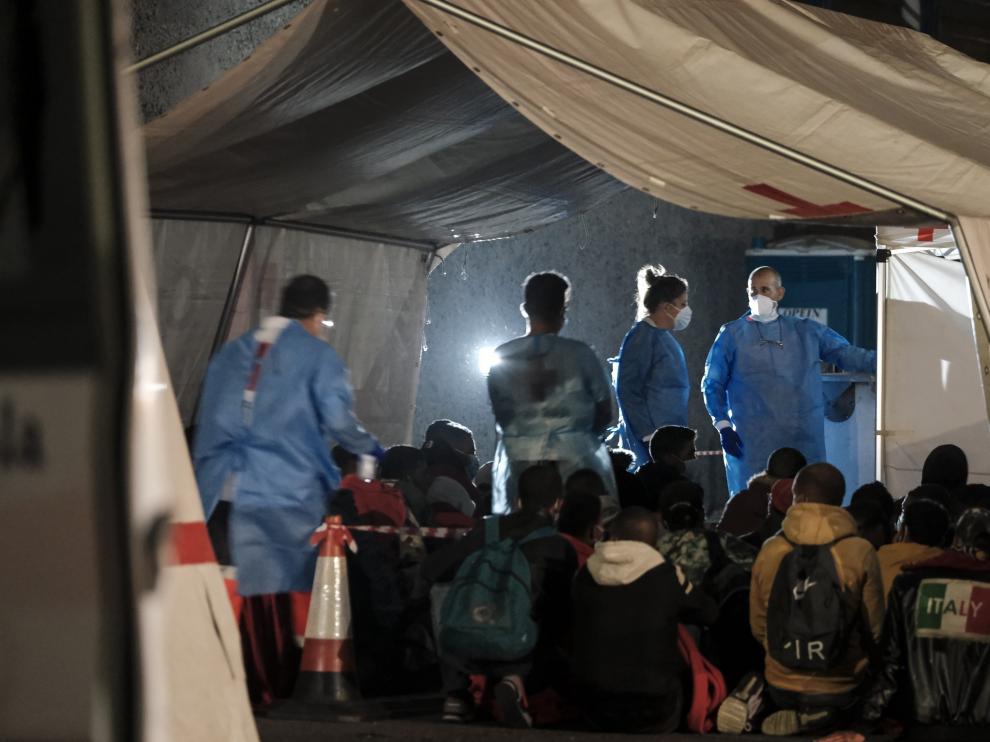 Inmigrantes atendidos en el puerto de Arguineguín