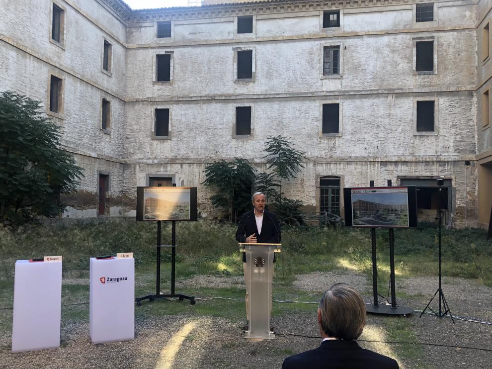Jorge Azcón, alcalde de Zaragoza en la futura residencia de estudiantes de Pontoneros.