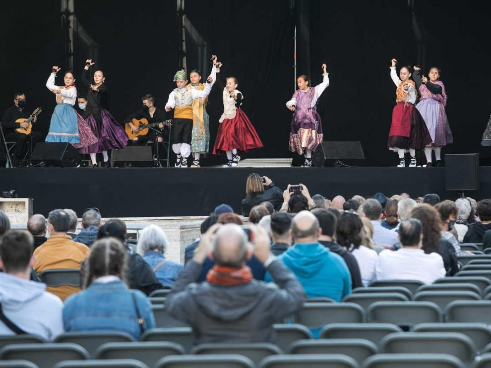 Jotas en el escenario de la plaza del Pilar de Zaragoza