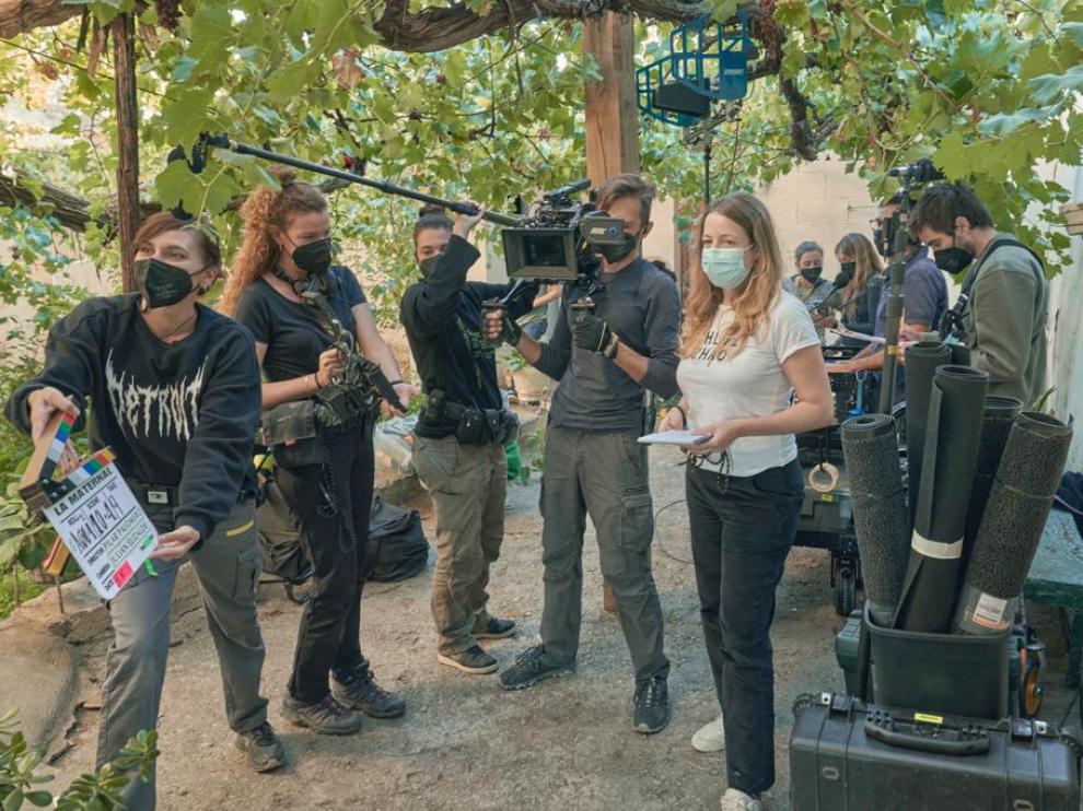 Pilar Palomero, en los Monegros, con el equipo de rodaje de su segundo largometraje.