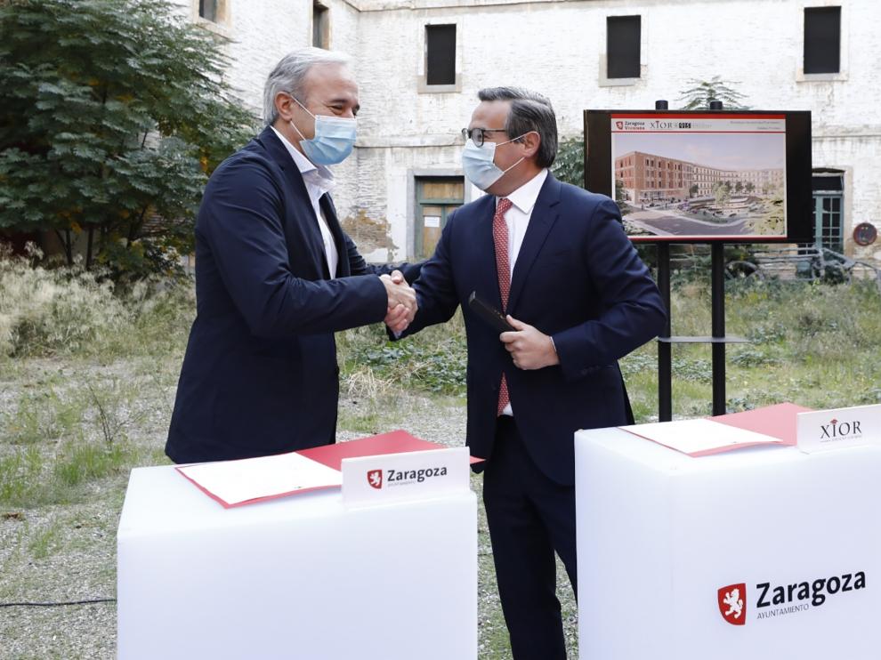 El alcalde de Zaragoza, Jorge Azcón, y el director de Inversiones y director general de la Península Ibérica de Xior Student Housing, Bastiaan Grijpink, tras la firma del acuerdo.