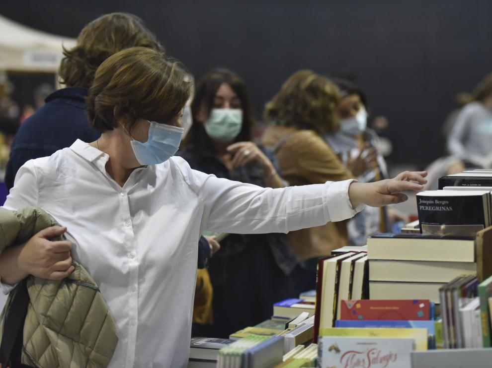 Sandra Araguás han leído el pregón de la Feria del Libro de Huesca, que se celebra hasta el domingo en el Palacio de Congresos.