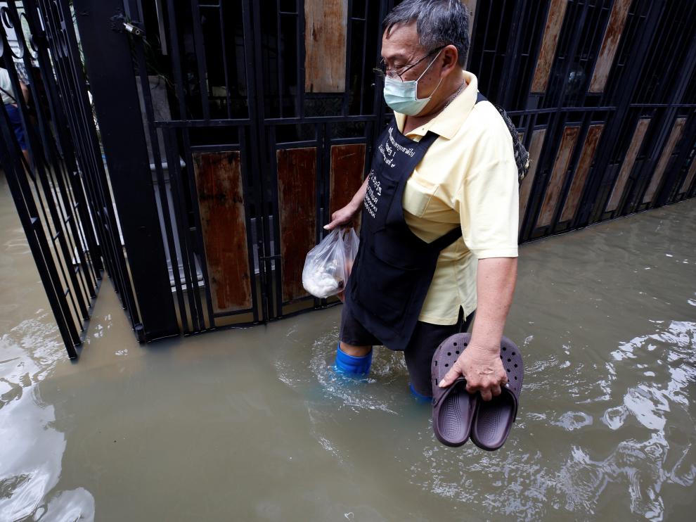 Un hombre en las calles totalmente inundadas de Filipinas.