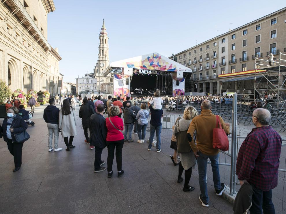 El escenario de jotas de la fuente de Goya, sin malla de ocultación