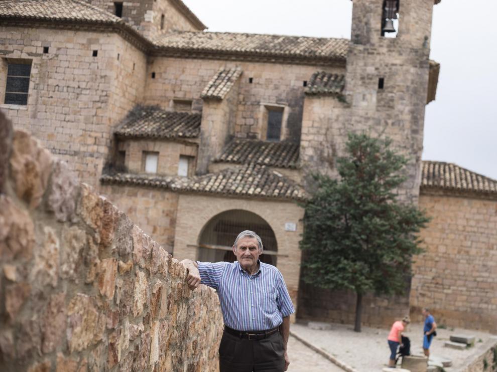 José María Cabrero, frente a la iglesia de San Miguel del Alquézar