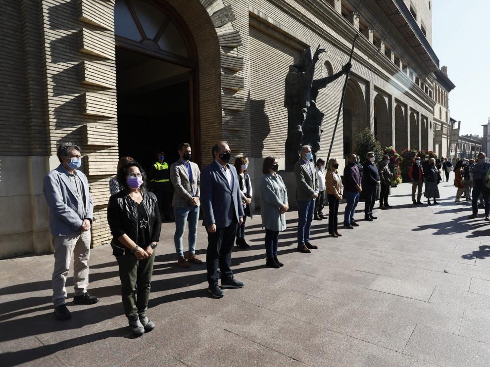 La corporación municipal y ciudadanos de Zaragoza, durante el minuto de silencio en la plaza del Pilar